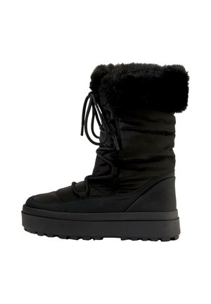Crna izolirana zimska čizma s mekanim krznenim ovratnikom, vezicama sprijeda i teksturiranim gumenim potplatom. Elegantnog dizajna s gornjim dijelom od podstavljenog tkanog materijala.