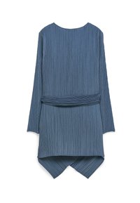 Długo rękawowa, niebieska sukienka z pionowymi plisami, okrągłym dekoltem i asymetrycznym dołem. Materiał wydaje się teksturowany z gładkim wykończeniem.