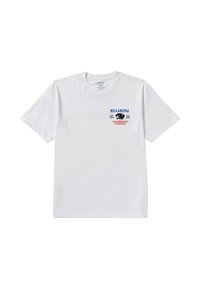 Witte T-shirt met korte mouwen, voorzien van een klein blauw, zwart en rood Billabong-logo en tekst op de linkerkant van de borst.