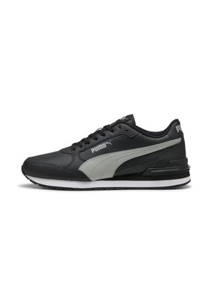 Μαύρο και γκρι αθλητικό παπούτσι Puma με λευκή σόλα, σχέδιο με κορδόνια και λογότυπο Puma στο πλάι και στη φτέρνα, εμφανιζόμενο από το πλάι σε λευκό φόντο.