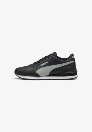 Μαύρο και γκρι αθλητικό παπούτσι Puma με λευκή σόλα, σχέδιο με κορδόνια και λογότυπο Puma στο πλάι και στη φτέρνα, εμφανιζόμενο από το πλάι σε λευκό φόντο.