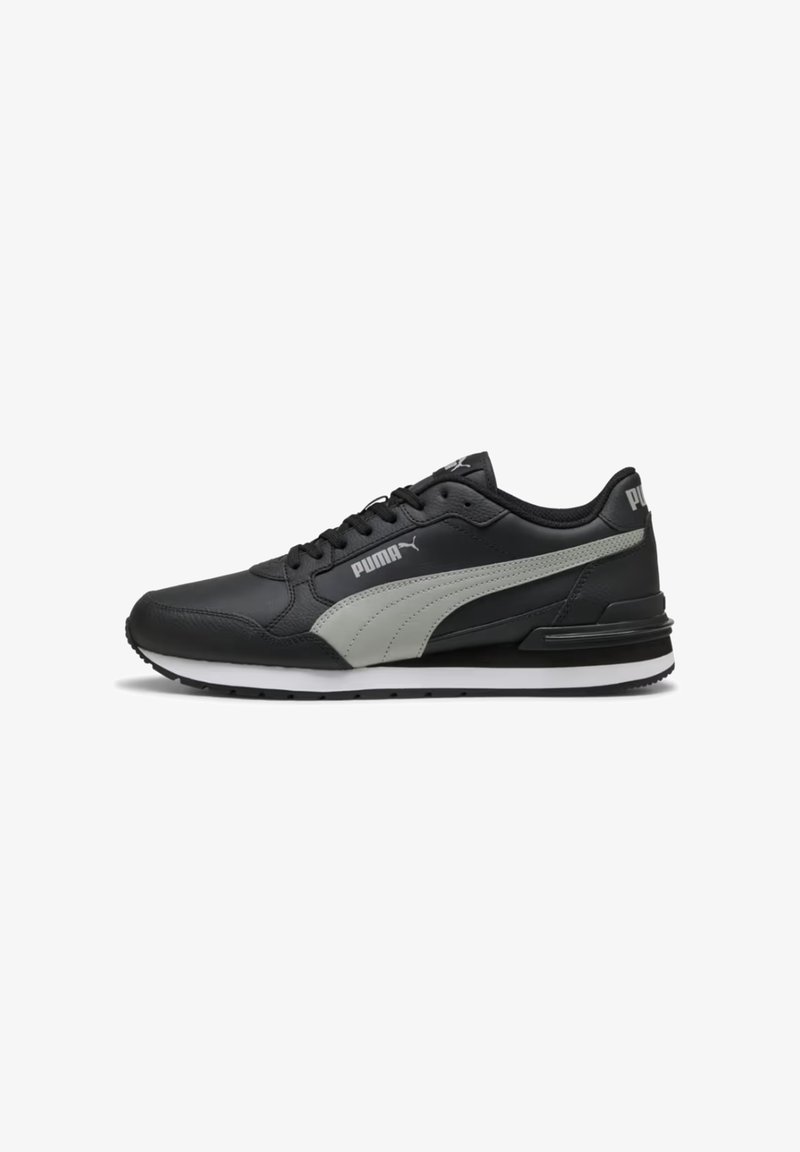 Baskets Puma noires et grises avec semelle blanche, fermeture à lacets et logo Puma sur le côté et le talon, vues de côté sur fond blanc.