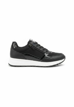Czarny sneaker z białą podeszwą, bocznym suwakiem, sznurowaniem z przodu i błyszczącymi teksturowanymi detalami na białym tle.