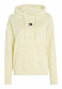Sudadera amarilla hecha de tela suave, con un bolsillo frontal, cordones en la capucha y un pequeño parche de logo en el pecho.