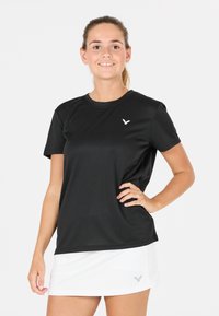 Sort sports t-shirt med korte ærmer, lavet af glat stof. Har et lille hvidt logo på brystet. Enkelt design og pasform.