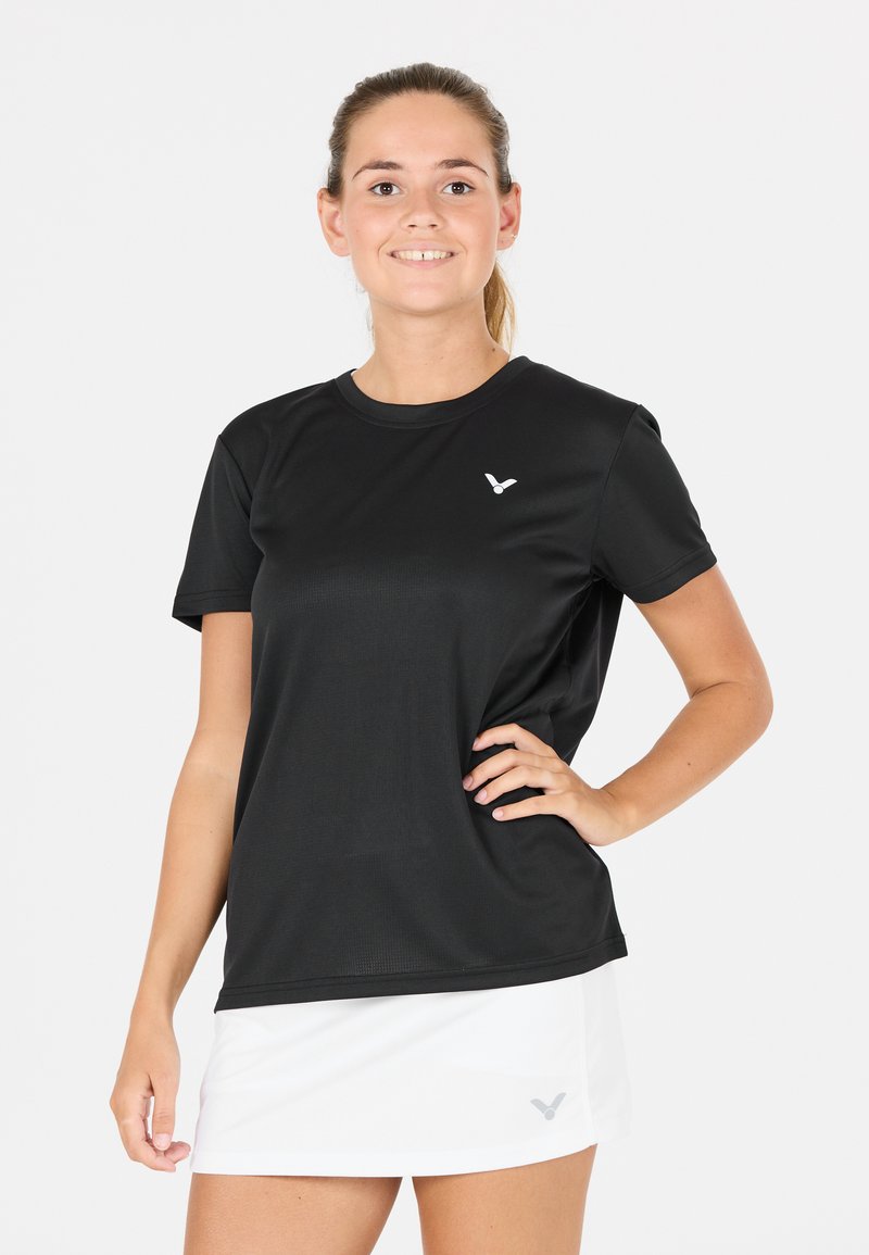 Sort sports t-shirt med korte ærmer, lavet af glat stof. Har et lille hvidt logo på brystet. Enkelt design og pasform.