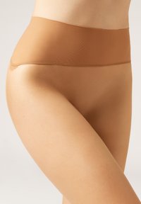 Beige, nahtlose, hochgeschnittene Hipster-Unterwäsche mit weicher Textur, glatter Oberfläche und einem elastischen Bund für einen bequemen Sitz.