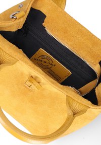 Borsa a mano in suede giallo con manici in pelle, dotata di una tasca interna nera con zip e etichetta "Made in Italy". Esterno testurizzato.