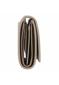 Portafoglio in pelle beige con una texture morbida, dotato di diversi scomparti e un design sottile. Cuciture a bordo aggiungono un tocco di dettaglio.