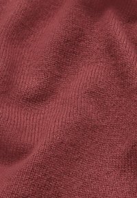 Un tissu en maille bordeaux avec une surface douce et texturée présente un motif à côtes et de subtiles variations de couleur tout au long.