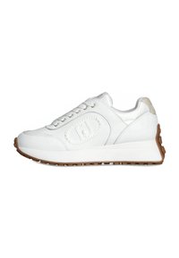 Bílá teniska z kůže a syntetických materiálů, s kulatým tvarem, šněrováním, polstrovaným límcem a texturovanou béžovou podrážkou.