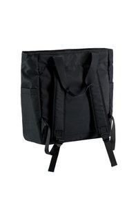Bolsa de tela negra con lados acolchados, dos asas de mano y correas ajustables para mochila, con bolsillos laterales y un diseño sencillo.