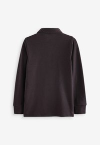 Polo shirt met lange mouwen in donkerpaarse stof met een gestructureerde afwerking. Bevat een klassieke kraag en een gelijkmatige zoom. Geen zichtbare branding of versieringen.