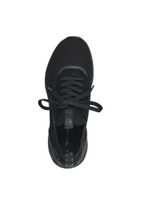 Botté de sport noir avec une tige tricotée, bout rond, lacets plats et semelle texturée. Comprend une boucle pour un enfilage facile et une finition lisse.