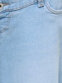 Svetlomodrá rifľovina s viditeľným prešitím, kovovým gombíkom a časťou predného vrecka na džínsoch.