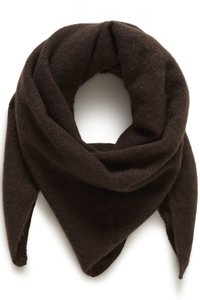 Brązowy wełniany szalik o miękkiej, teksturowanej powierzchni. Posiada trójkątny kształt z opuszczonymi końcami, tworząc przytulny wygląd.