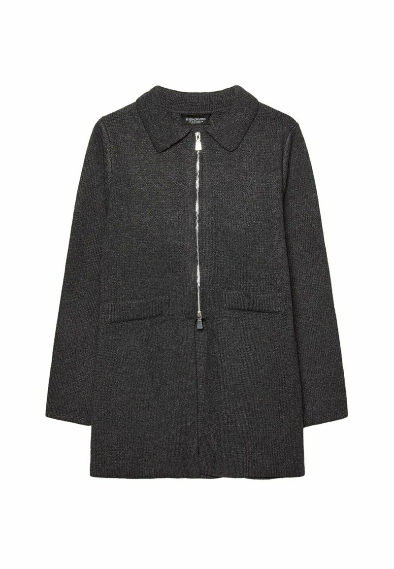 Cardigan en tricot gris foncé avec un col, fermeture éclair sur le devant et deux poches avant. Texture douce et coupe décontractée.