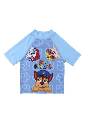 Rash guard corto a maniche corte azzurro chiaro con cani dei cartoni animati di "Paw Patrol", sfondo blu con gradiente e accenti di impronte di zampe.