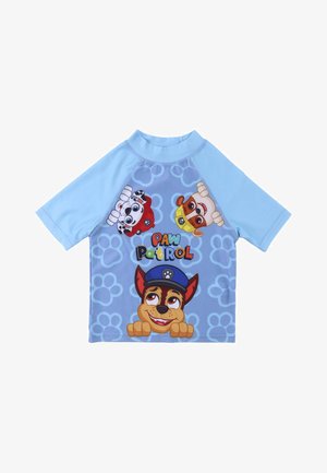Rash guard corto a maniche corte azzurro chiaro con cani dei cartoni animati di "Paw Patrol", sfondo blu con gradiente e accenti di impronte di zampe.