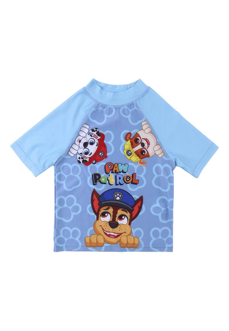 Camiseta de manga corta en azul claro con protección solar, que presenta perros de dibujos animados de "Paw Patrol", con un fondo degradado azul y detalles de huellas de patas.