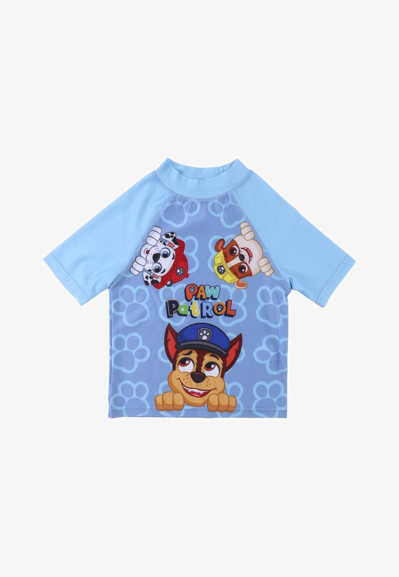 Camiseta de manga corta en azul claro con protección solar, que presenta perros de dibujos animados de "Paw Patrol", con un fondo degradado azul y detalles de huellas de patas.