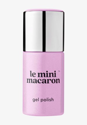 Bouteille de vernis gel pour ongles violet clair avec un bouchon argenté, étiquetée "le mini macaron gel polish" sur un fond blanc.