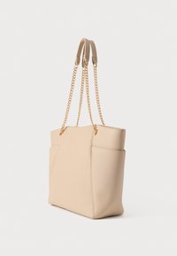 Μπεζ τσάντα χειρός από λείο δέρμα με δύο ιμάντες ώμου· διαθέτει πλαϊνές τσέπες και μεταλλικές διακοσμητικές αλυσίδες.