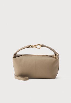 Sac à main en cuir taupe avec une courte poignée réglable, un fermoir doré, une fermeture éclair sur le dessus et une bandoulière amovible, présenté sur un fond uni.