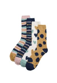 Conjunto de cuatro pares de calcetines de peluche: a rayas en rosa, azul y dorado; con manchas en color beige; con patrón de corazones en blanco; con detalles en azul marino y crema; textura suave.