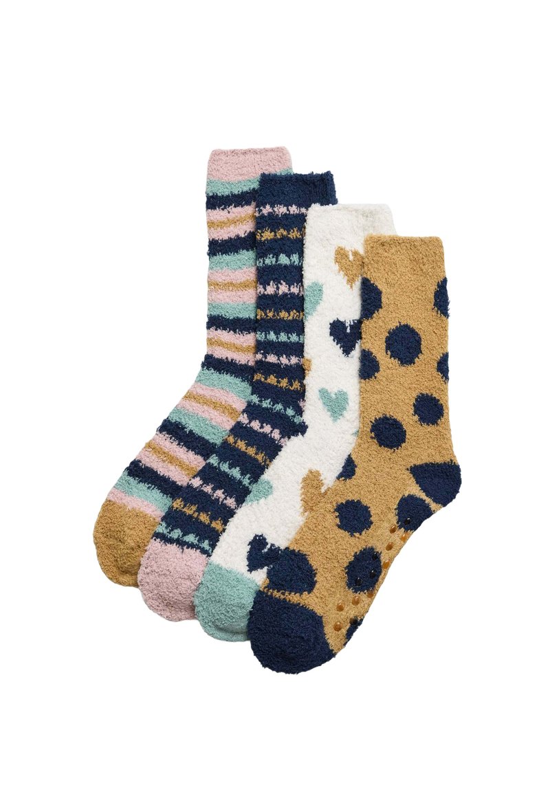 Conjunto de cuatro pares de calcetines de peluche: a rayas en rosa, azul y dorado; con manchas en color beige; con patrón de corazones en blanco; con detalles en azul marino y crema; textura suave.