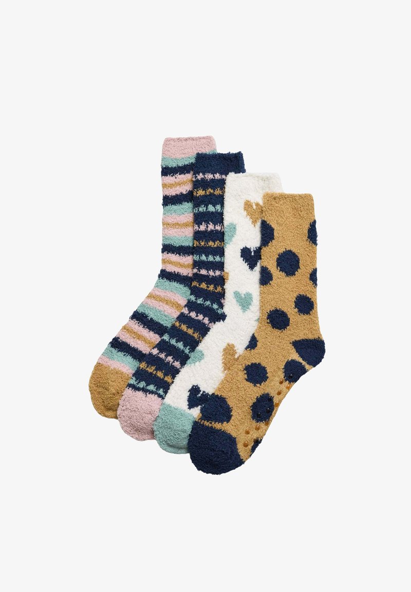Conjunto de cuatro pares de calcetines de peluche: a rayas en rosa, azul y dorado; con manchas en color beige; con patrón de corazones en blanco; con detalles en azul marino y crema; textura suave.
