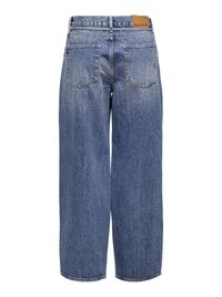 Kék farmernadrág, laza fit-tel, magas derékkal, széles lábszárral és két hátsó zsebbel. A derékrészen egy "blue denim" feliratú bőr címke van rávarrva.