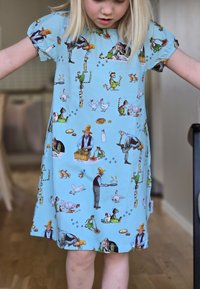 Sininen mekko, jossa on erilaisia viehättäviä kuvastoja hahmoista ja eläimistä, lyhyet hihat ja löysä, mukava istuvuus.