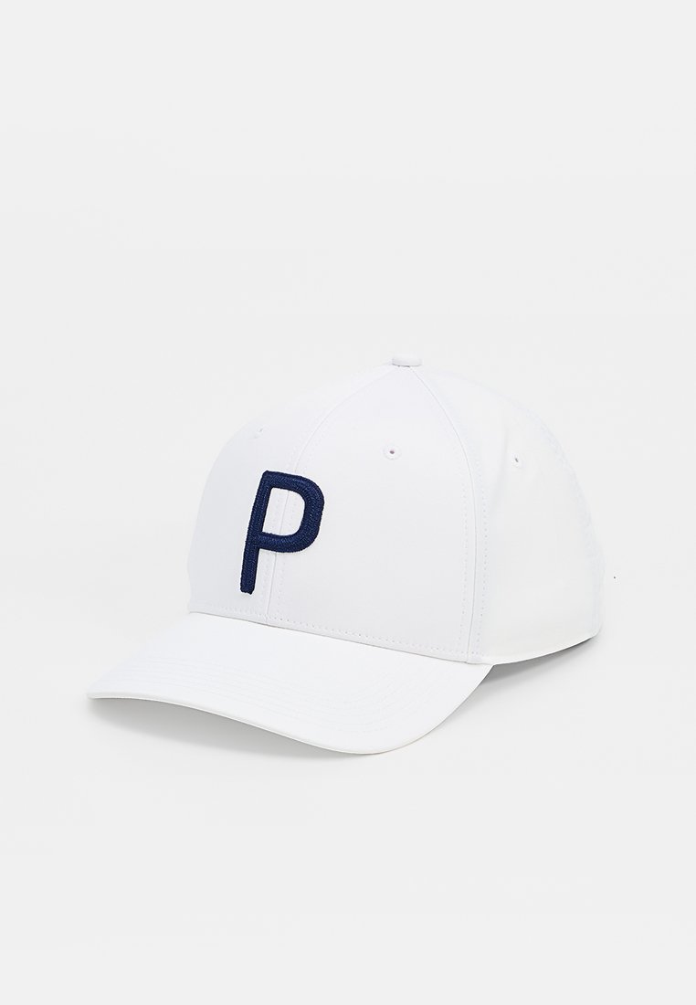 Casquette de baseball blanche en tissu avec une visière incurvée. Présente un "P" brodé en bleu marine à l'avant.