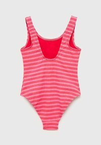 Maillot de bain une pièce en rose vif avec des rayures alternant fines et épaisses. Présente des bretelles larges et un décolleté en scoop. Texture lisse.