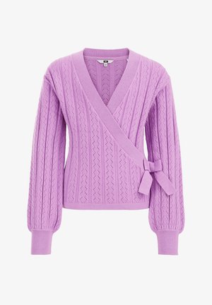 Lilla omviklet strikket sweater med diamantmønster, lange puffærmer, ribbede manchetter og sløjfedetalje på højre side.