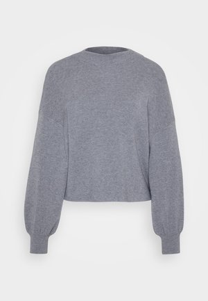 Kuttet grå genser med ribbet tekstur, rund halslinning og ballongsleeves. Enkelt design uten synlige mønstre eller detaljer.
