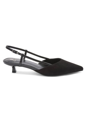 Chaussure noire pointue à talon kitten et bride arrière avec fines brides réglables et petit talon courbé, présentée sur fond blanc.