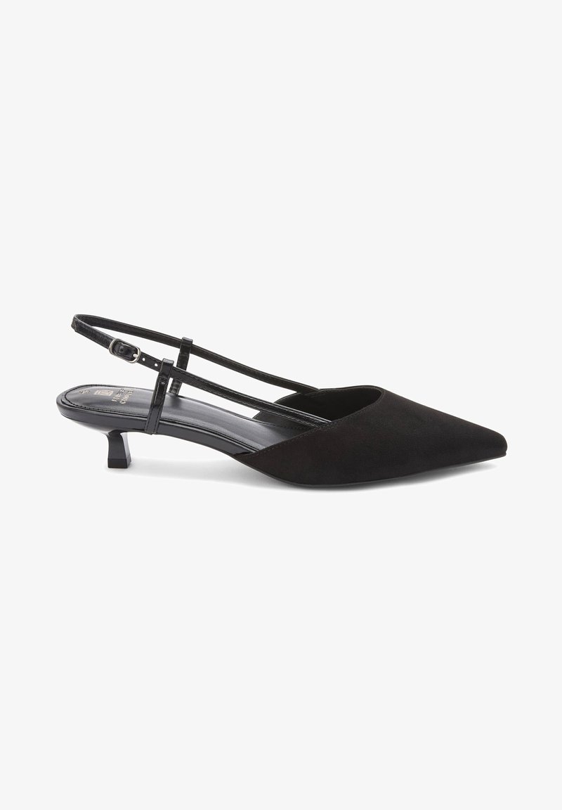 Chaussure noire pointue à talon kitten et bride arrière avec fines brides réglables et petit talon courbé, présentée sur fond blanc.