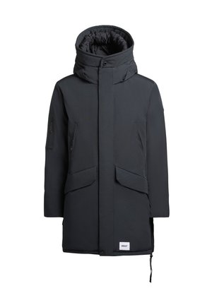 Schwarze Daunenjacke mit hohem Kragen und Kapuze. Verfügt über zwei Fronttaschen, eine Tasche mit Reißverschluss am Arm und ein Markenlabel an der Unterseite.