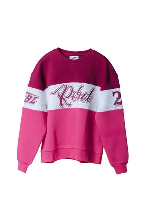 Sudadera de color rosa y burdeos con mangas anchas, banda blanca en contraste que presenta "Rebel" en escritura y gráficos en las mangas.