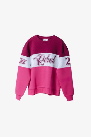 Sweatshirt cor-de-rosa e borgonha com mangas largas, banda branca em contraste com a palavra "Rebel" em letra cursiva e gráficos nas mangas.