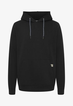 Melnas kapuces džemperis, izgatavots no mīksta auduma, ar kengura kabatu, regulējamām auklām ar zilu un baltu rakstu, un ribotām aprocēm.