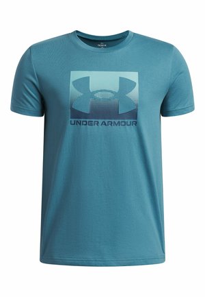 Turquoise katoenen T-shirt met een groot logo in verlopende tinten en de tekst "UNDER ARMOUR" aan de onderkant. Korte mouwen en een ronde hals.