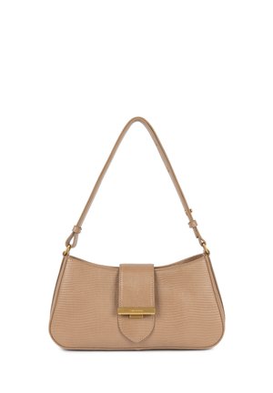 Sac à main beige à texture crocodile avec une forme arrondie, quincaillerie dorée et fermeture à rabat. Équipé d'une bandoulière ajustable.