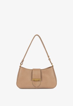 Sac à main beige à texture crocodile avec une forme arrondie, quincaillerie dorée et fermeture à rabat. Équipé d'une bandoulière ajustable.