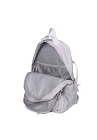 Zaino grigio chiaro con un compartimento principale con zip e tasca anteriore con flap, dotato di tasche laterali in rete e fodera interna liscia.