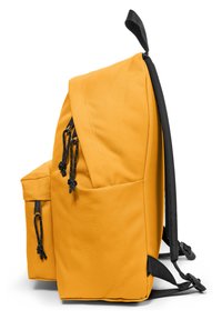 Gul tygryggsäck med en sidoficka, svarta remmar, dragsko-stängningar och en strukturerad form. Slät textur och minimalistisk design.