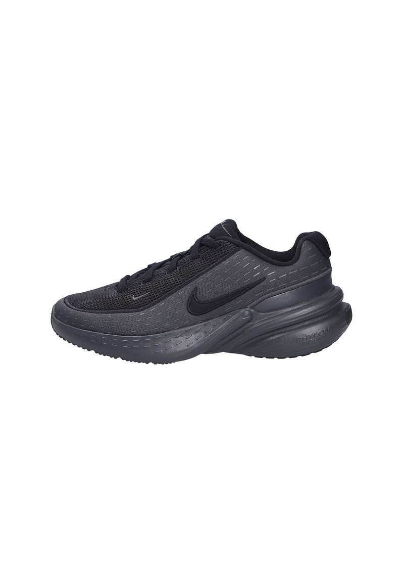 Zapatillas deportivas negras con parte superior de malla texturizada, cuello acolchado y suela de goma. Presentan sutiles acentos reflectantes y un perfil aerodinámico.
