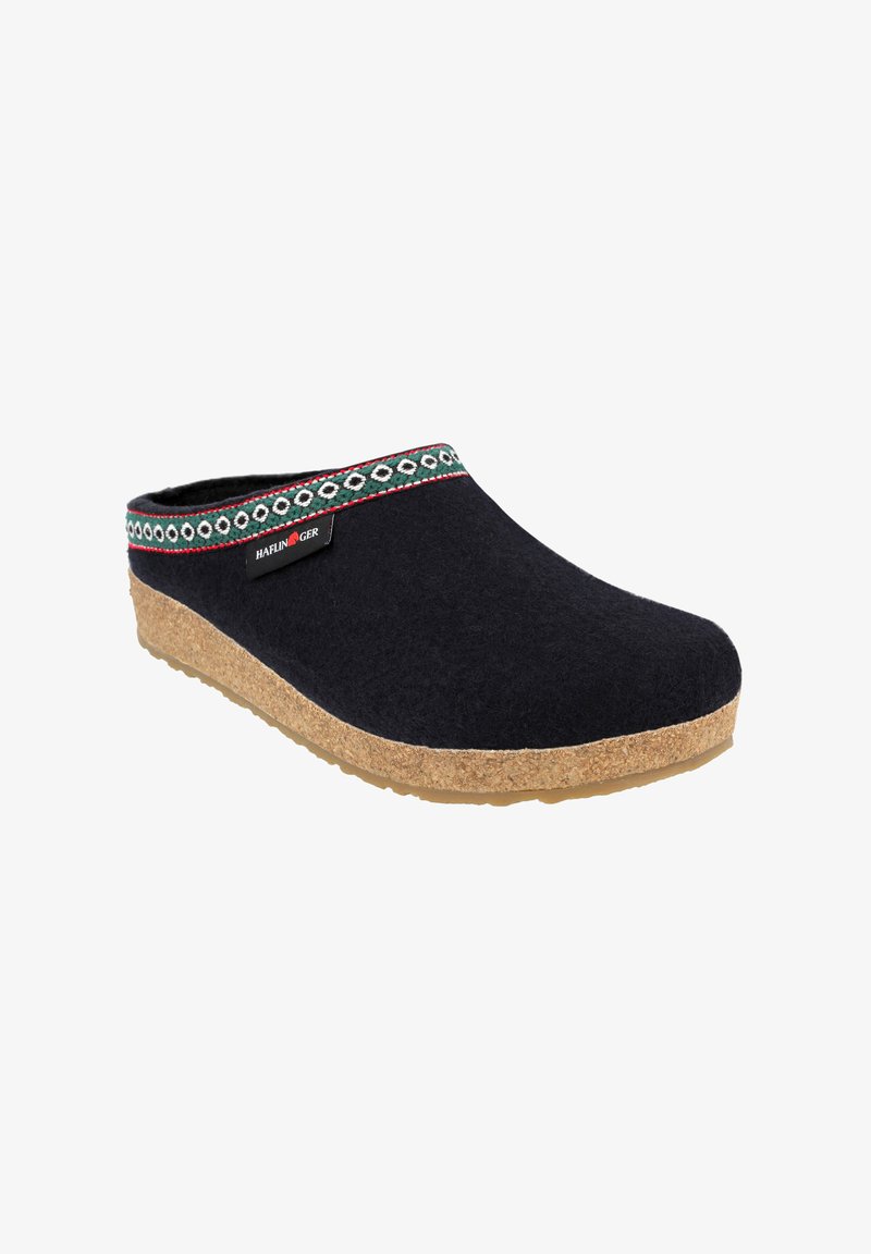 Musta huopakenkä, jossa on korkkipohja, ja koristeteippi punaisilla ja vihreillä yksityiskohdilla. Helppokäyttöinen slip-on-malli pyöreällä kärjellä.